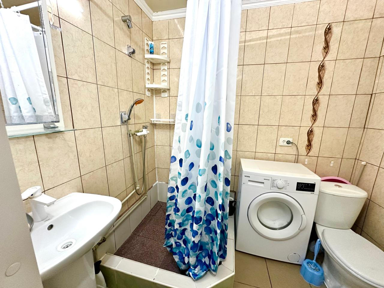Квартира в центре с отдельными двориком. 